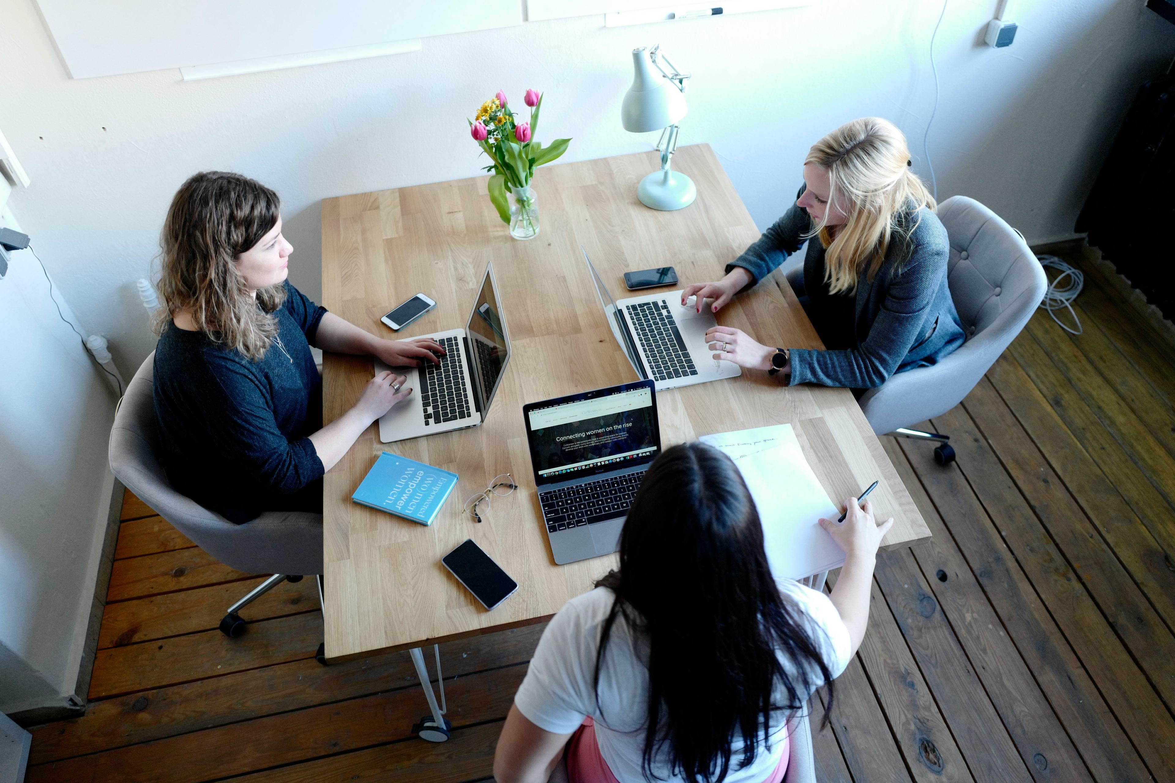 Mujeres trabajando en un escritotio